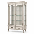 Klassische Vitrine aus Holzwerkstoff und Glas, Cremeweiß mit bronzefarbenen Beschlägen, 110 × 45 × 190 cm, 2 Türen, 3 Glasböden und 2 Schubladen