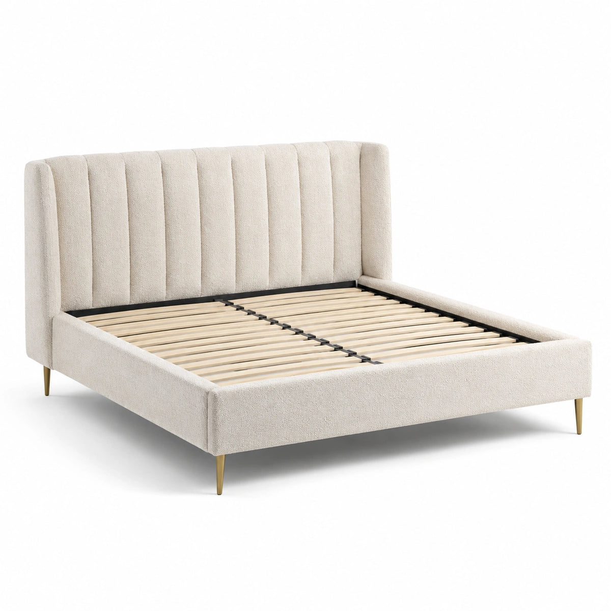 Bouclé-Polsterbett in Creme mit goldfarbenen Füßen, 217 × 174 × 105 cm, Liegefläche 160 × 200 cm, vertikal gepolstertes Kopfteil und Lattenrost